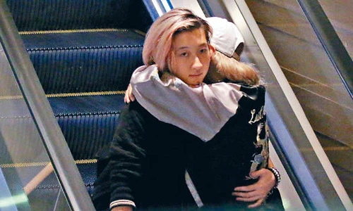 Con gái rơi của Thành Long công khai ôm bạn gái đồng tính