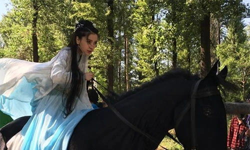 Angelababy bụng bầu vẫn cưỡi ngựa đóng phim khiến fan phát hoảng