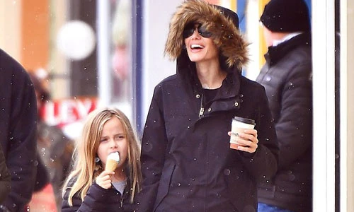 Angelina Jolie tươi cười đưa các con đi chơi Tết