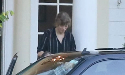 Taylor Swift xuất hiện phờ phạc sau 3 tháng mất tích