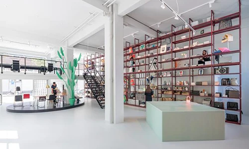 Cận cảnh ngôi nhà toàn giá đỡ quái lạ 