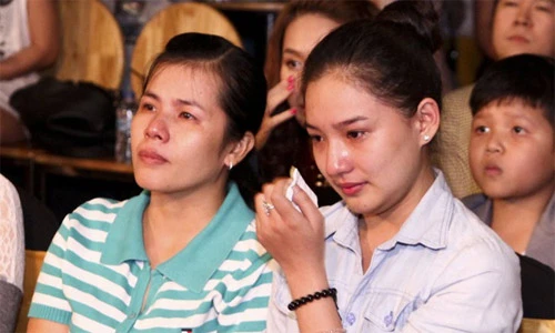 Vợ Duy Nhân bật khóc trong đêm từ thiện ủng hộ chồng