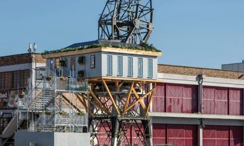 Mát mắt với ngôi nhà cần cẩu độc lạ trên cảng sông