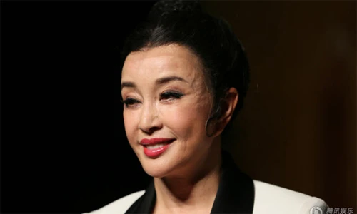 Phát hoảng với khuôn mặt lồi lõm của Lưu Hiểu Khánh