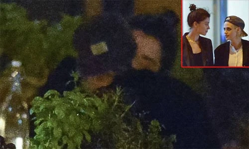 Kristen Stewart khóa môi bạn gái đồng tính mới