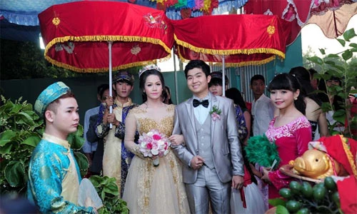 Đám cưới tưng bừng của Nhật Kim Anh ở quê nhà