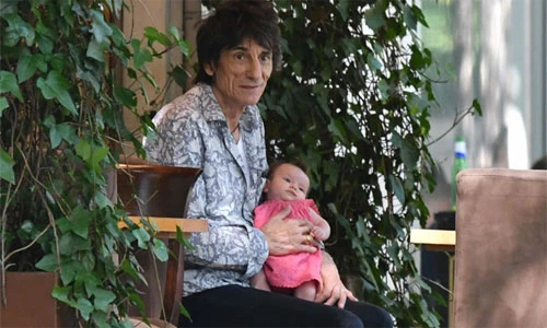 Thành viên Rolling Stone mệt vì 69 tuổi vẫn phải chăm con