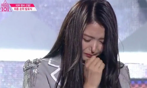 Nữ ca sĩ trẻ Hàn Quốc lộ chiếc mũi lạ thường