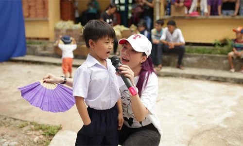 Mỹ Tâm hát giữa trưa nắng phục vụ người nghèo