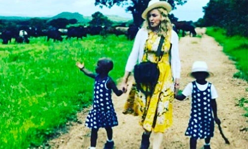 Ngắm hai bé sinh đôi, con nuôi mới nhận của Madonna