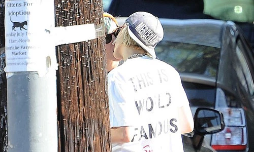 Kristen Stewart hôn bạn gái đồng tính ngay giữa phố