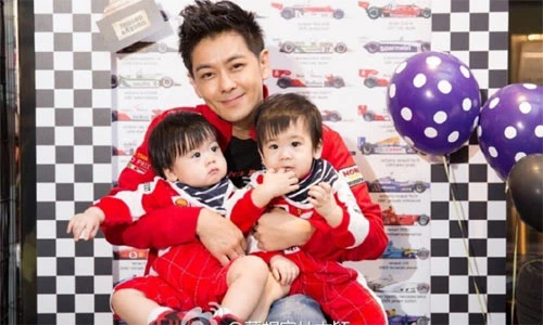 Lâm Chí Dĩnh mừng thôi nôi hai con trai sinh đôi