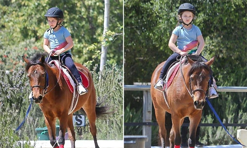 Beck-Vic đưa con gái út Harper đi học cưỡi ngựa