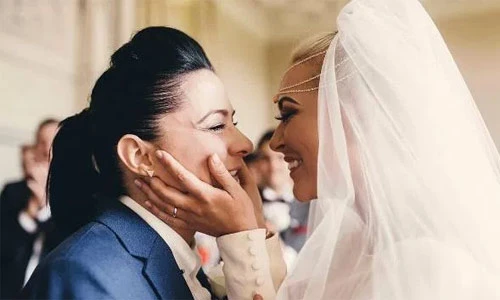 Ngắm ảnh cưới đồng tính của ngôi sao ca nhạc Anh quốc