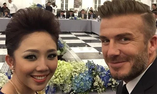 Sao Việt hào hứng chụp ảnh tự sướng với sao ngoại