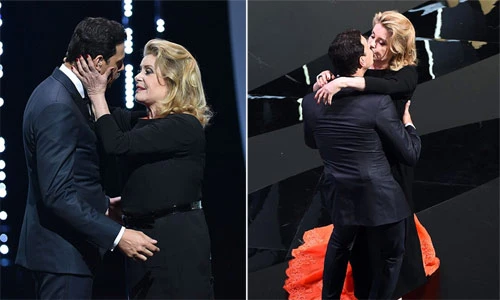Catherine Deneuve hôn say đắm nam MC bằng tuổi con