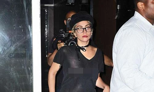 Lady Gaga lộ vòng 1 xập xệ sau làn áo xuyên thấu