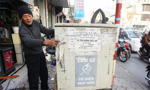 Tủ điện “nguy hiểm chết người” trải khắp vỉa hè HN