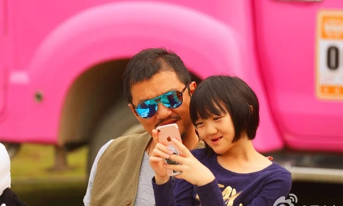 Khoảnh khắc tình cảm của Lý Á Bằng và con gái