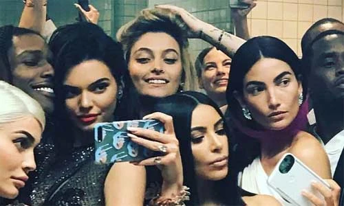 Sao Hollywood tranh nhau chụp ảnh tự sướng trong toilet