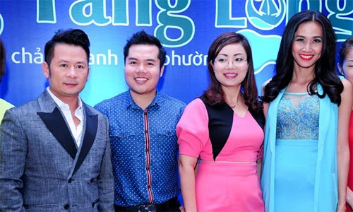 Bằng Kiều và bạn gái tránh mặt khi đi tiệc