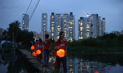 Cảm động “Trung thu khác” của trẻ em xóm nhà lá sau những cao ốc
