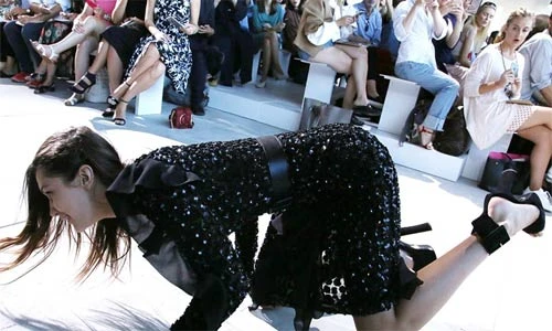 Người mẫu trẻ Bella Hadid ngã chỏng vó trên sàn catwalk