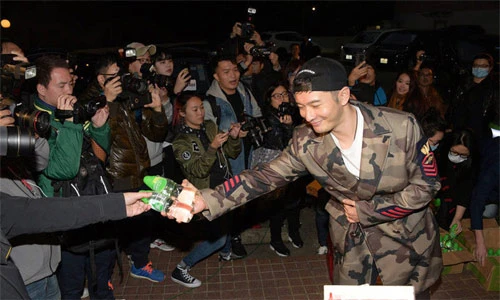 Huỳnh Hiểu Minh tặng nước và bánh cho phóng viên đưa tin vợ đẻ