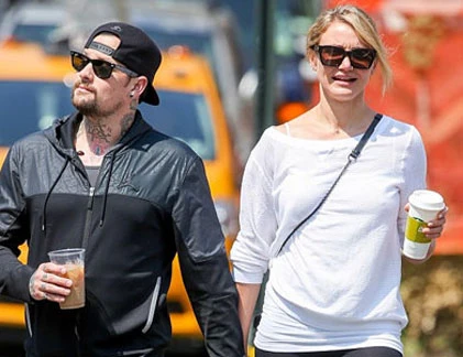 Lộ ảnh Cameron Diaz hôn thắm thiết tình trẻ