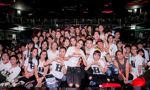 Phạm Hương tươi tắn bên 500 fans giữa "tâm bão" The Face