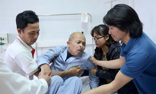 Nghệ sĩ Hán Văn Tình ho dữ sau khi hút dịch phổi