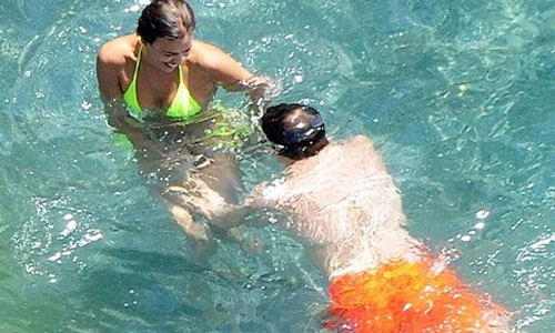 Siêu mẫu Irina Shayk tình tứ Bradley Cooper trên biển