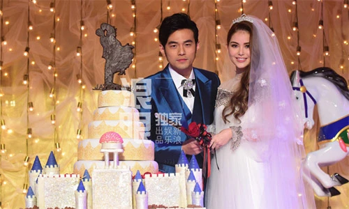 Châu Kiệt Luân ôm chó, dìu cô dâu vào lễ đường