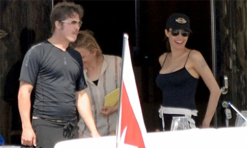 Angelina Jolie và Brad Pitt lần đầu xuất hiện sau đám cưới