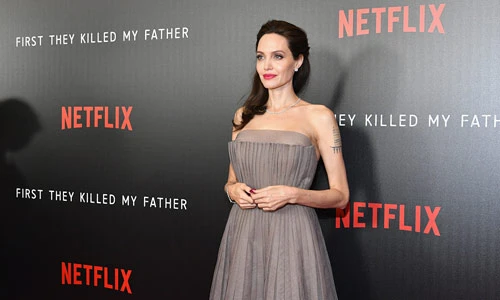 Lâu lắm rồi mới thấy Angelina Jolie tươi tắn, xinh đẹp thế này