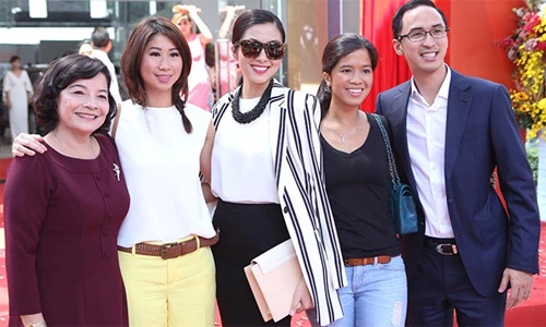 Tăng Thanh Hà cười rạng rỡ cùng chồng dự sự kiện