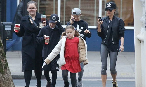 Victoria Beckham giản dị khó tin khi cùng con dạo phố