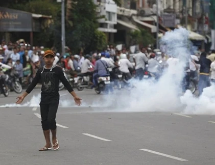 Biểu tình ở Campuchia biến thành bạo lực