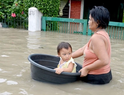 Hình ảnh đường phố Manila cũng biến thành sông