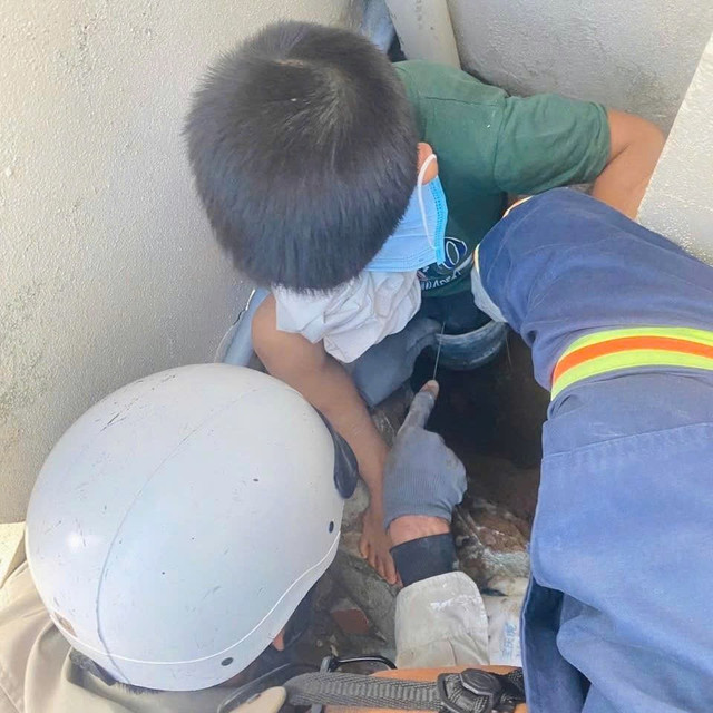Hiện trường nơi cháu bé bị mắc kẹt e7ee1ef9-8577-49f9-ac89-4b4318a62635.jpg
