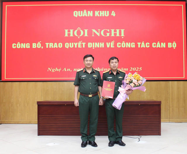 Thiếu tướng Đoàn Xuân Bường trao quyết định cho Thượng tá Trương Viết Hải. Ảnh: Quang Đạo. img-02.jpg