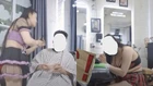 Xôn xao nhân viên nữ một tiệm cắt tóc ăn mặc táo bạo trong khi phục vụ khách