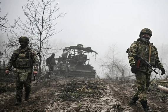 Một diễn biến đáng chú ý khác là việc quân đội Nga kiểm soát được điểm cao nhất tại vùng Sumy, vị trí được thể hiện rõ trên các bản đồ địa hình công khai. Đây là địa bàn có giá trị chiến thuật đặc biệt, cho phép kiểm soát hỏa lực và quan sát trên phạm vi rộng.