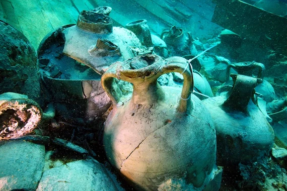 Tàu đắm cổ đại chứa hàng nghìn bình garum được phát hiện dưới biển