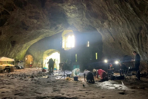 Thứ quái dị trong hang động Lâu đài Pembroke