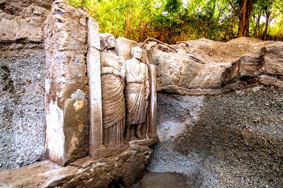 Hé lộ sự thật gây sốc từ bức phù điêu nữ tu ở Pompeii