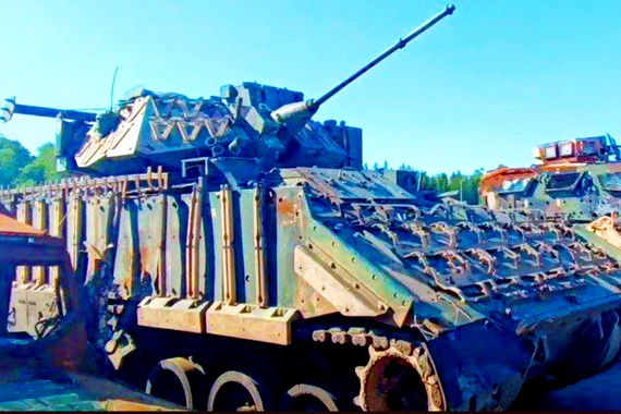 “Hàng lạ” trên chiếc M2 Bradley mà Nga thu giữ được