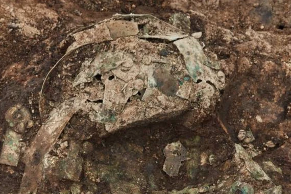 Lạ lùng vương miện nghìn năm tuổi trang trí bằng bọ cánh cứng 