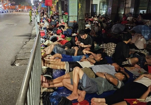 Người dân ngủ trên vỉa hè chờ xem diễu binh