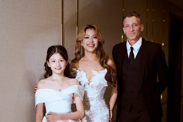 Chồng ngoại quốc tháp tùng Phương Vy Idol và con gái dự sự kiện